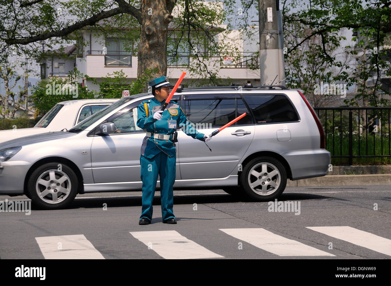 Typische Polizist regelt den Verkehr in einen Parkplatz, Kyoto, Japan, Südostasien, Asien Stockfoto