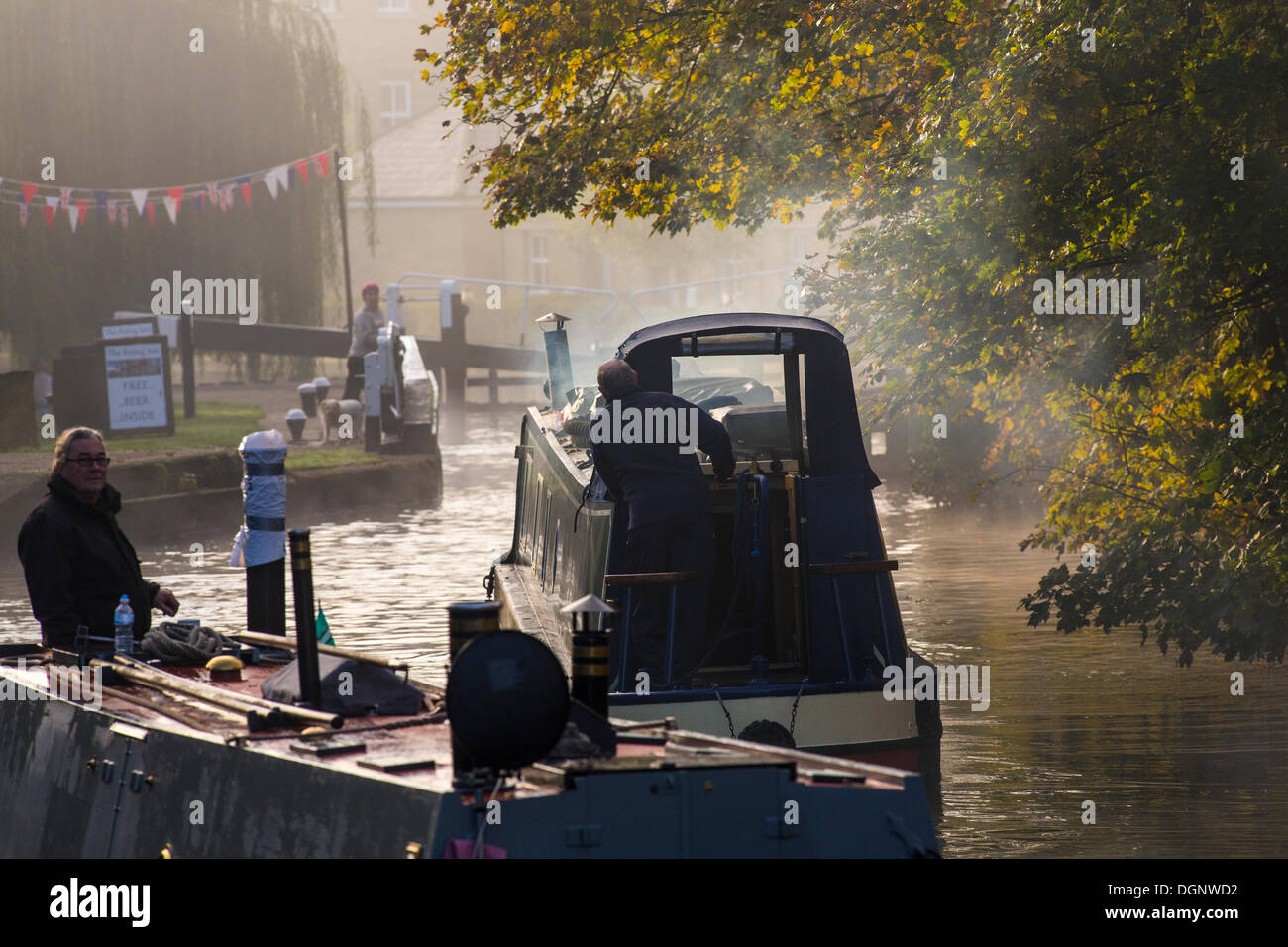 Berkhamsted, Hertfordshire, UK. 24. Oktober 2013. Rauch aus Kanalboote mischt sich mit Nebel auf eine knackige Herbstmorgen, an einer Schleuse vor der aufgehenden Sonne Pub am Grand Union Canal in Berkhamsted, Hertfordshire, UK. Bildnachweis: David Levenson/Alamy Live-Nachrichten Stockfoto