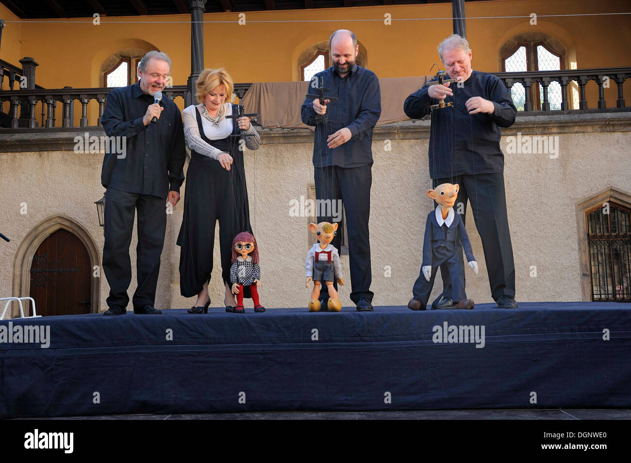 Prager Marionetten Theater Spejbl, Hurvínek und Leben mit Regisseurin Helena Stáchová, Puppenspieler Michal Klásek und Martin Stockfoto