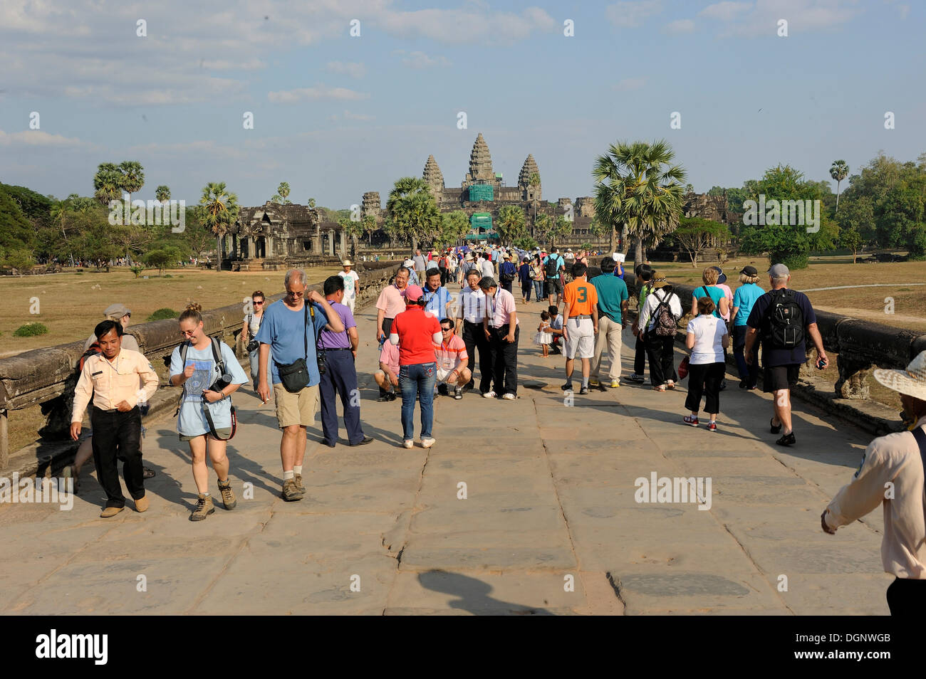 Besucherstrom auf dem steinernen Damm führt zu Angkor Wat, Siam Reap, Kambodscha, Südost-Asien Stockfoto