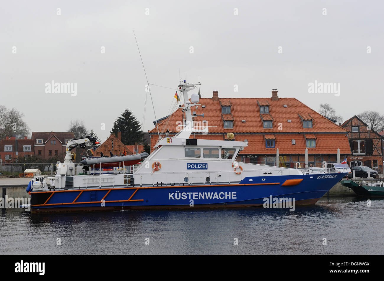 Staberhuk Küstenwache Boot im Hafen von Neustadt in Holstein, traditionelle Getreidesilo hinten, Neustadt, Schleswig-Holstein Stockfoto
