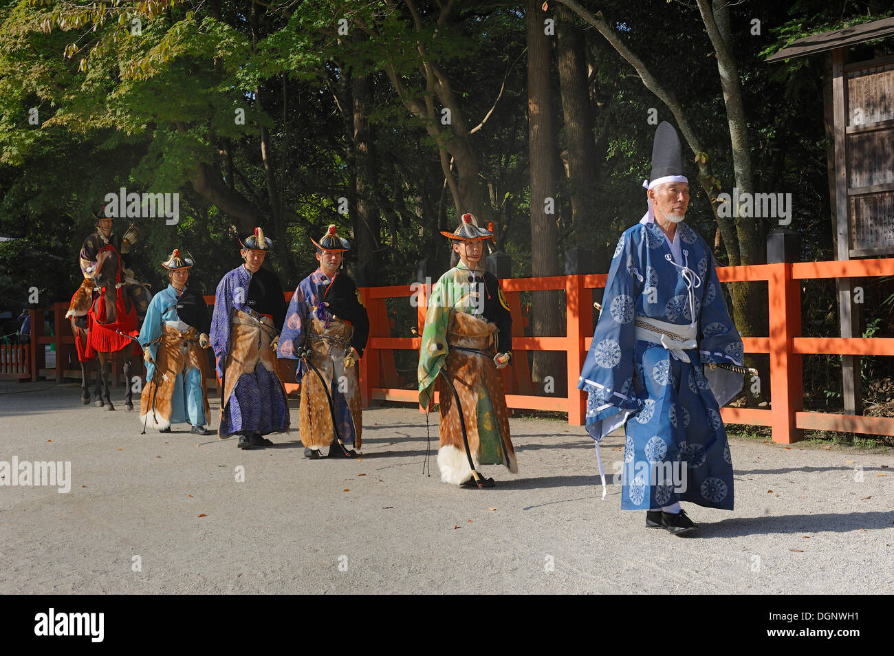 Abschließende Prozession der Shinto Helfer bei den Reiter-Wettbewerben am traditionellen Kamigamo Schrein, UNESCO-Weltkulturerbe Stockfoto