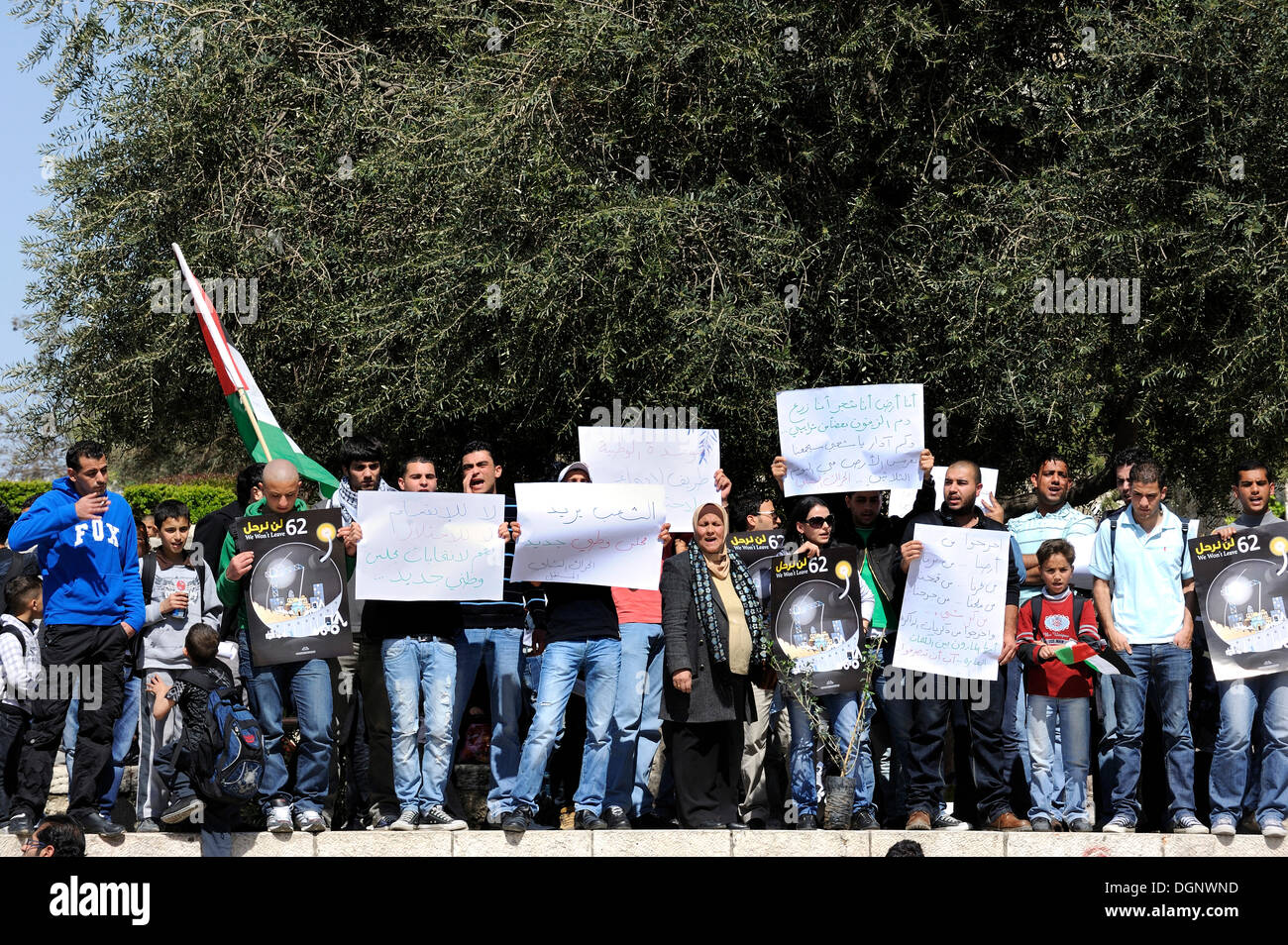 Palästinenser demonstrieren friedlich mit Plakate und Schilder auf den Stufen vor dem Damaskus-Tor gegen die Ansiedlung Stockfoto