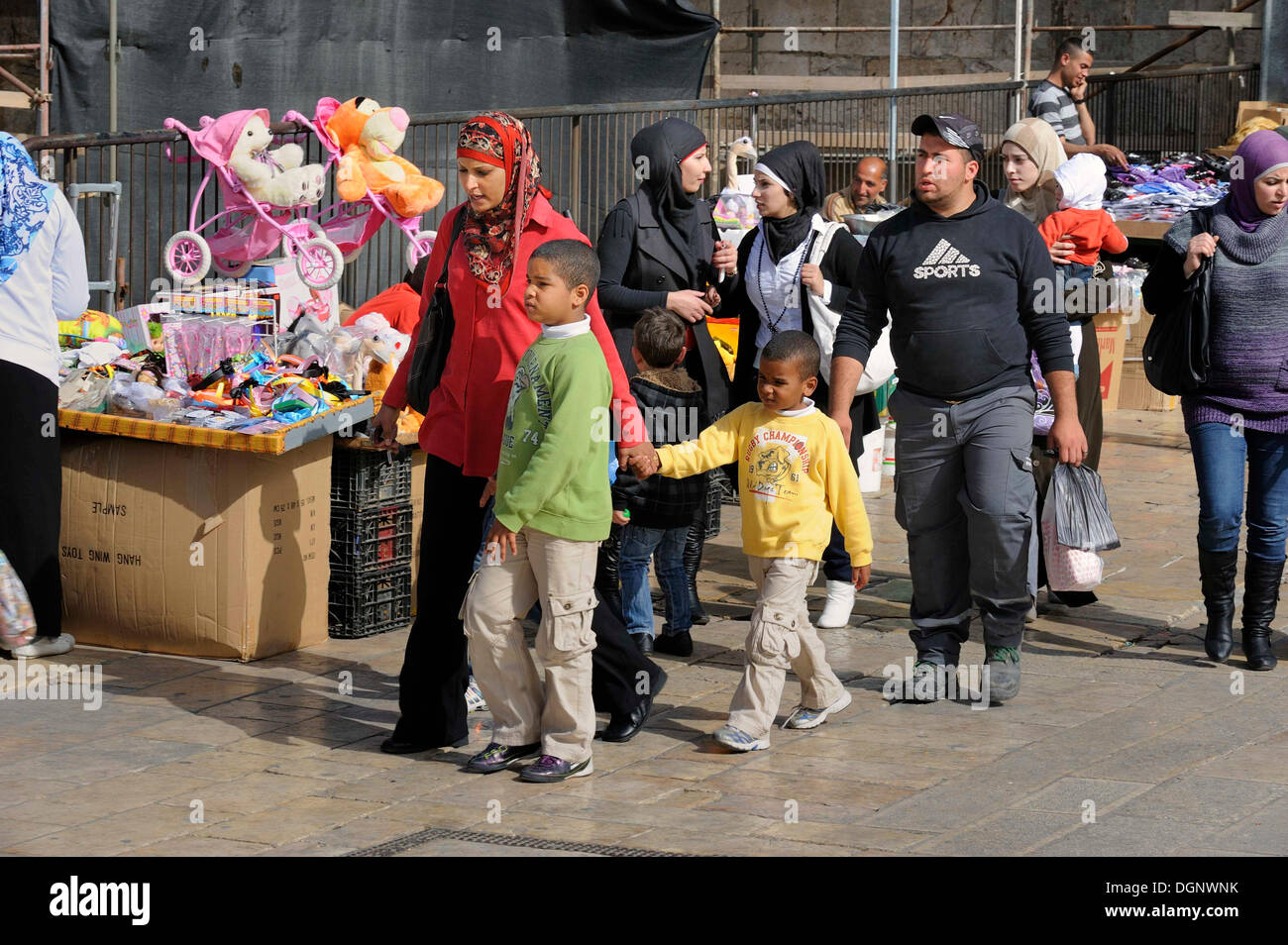 Palästinensische Frauen mit Kopftuch am Damaskustor, muslimische Viertel, Jerusalem, Israel, West-Asien, Naher Osten Stockfoto