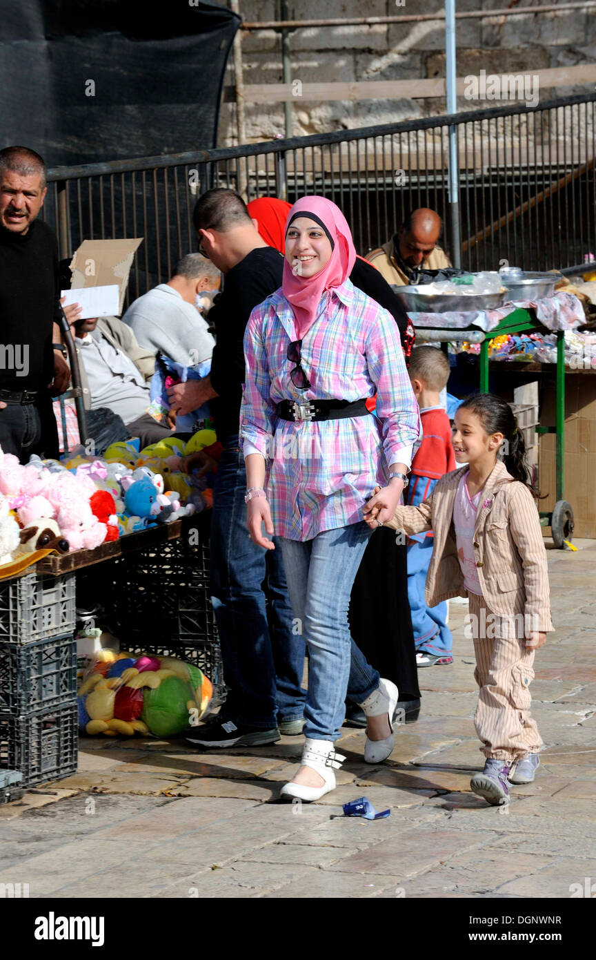 Palästinensische Frau mit Kopftuch und modische Kleidung, hält eine Mädchen an der Hand auf das Damaskustor, muslimische Viertel Stockfoto