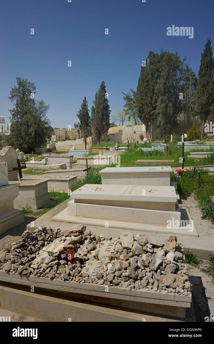 Grab von Oskar Schindler, viele Grabsteine nach der Tradition jüdischer Friedhof, Franziskaner Friedhof auf dem Berg Zion Stockfoto