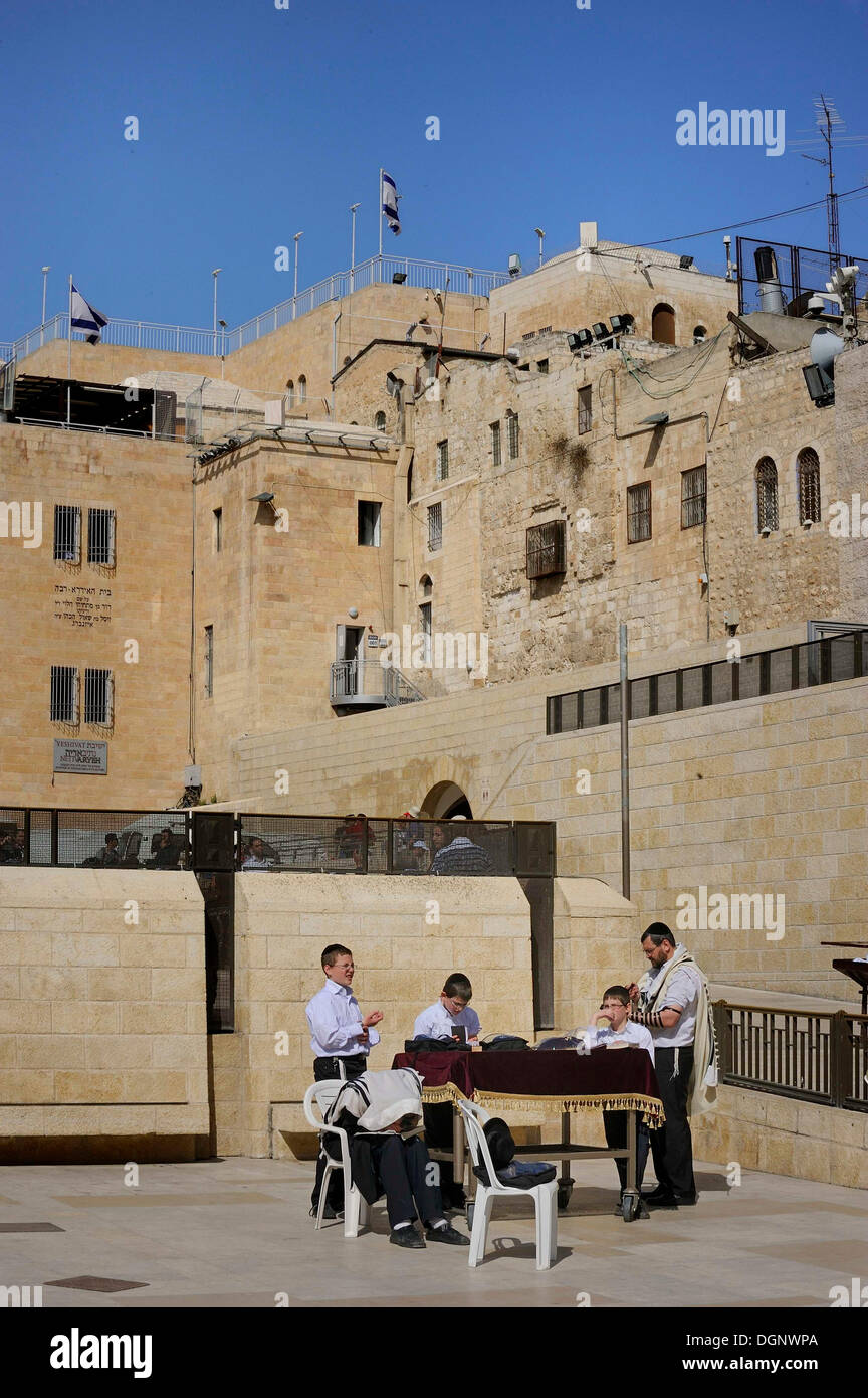 Bar-Mizwa, jüdische kommen des Alters Ritual um ein Gebet Tisch, Gebäude des jüdischen Viertels an der Klagemauer oder Western Stockfoto