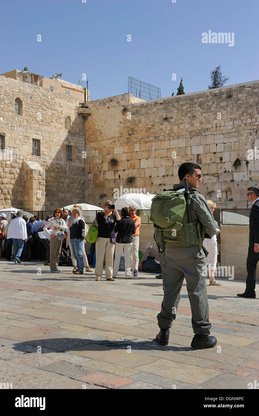 Israelischer Soldat mit einem Maschinengewehr, die Bewachung der Touristen an der Klagemauer oder Klagemauer, muslimische Viertel, Altstadt Stockfoto