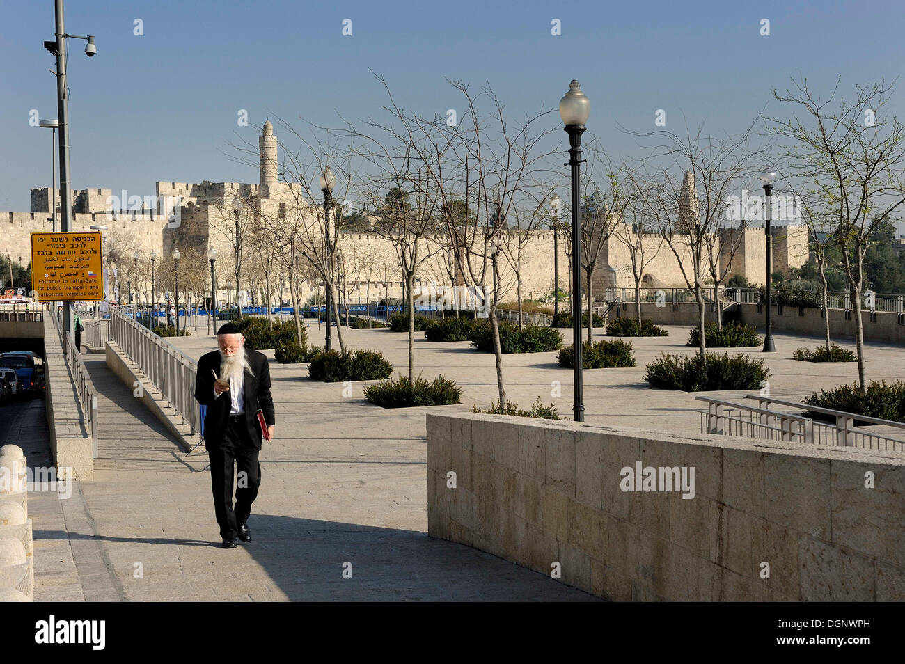 Exponierten westlichen Teil der Stadtmauer mit der Zitadelle von Jerusalem und der Turm von David unterzeichnen auf der linken Seite die einzige öffentliche Stockfoto