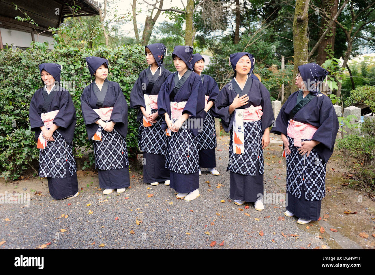 Japanische Frauen tragen traditionelle bäuerliche Kleidung, Iwakura Matsuri Festival in Kyoto, Japan, Südostasien, Asien Stockfoto