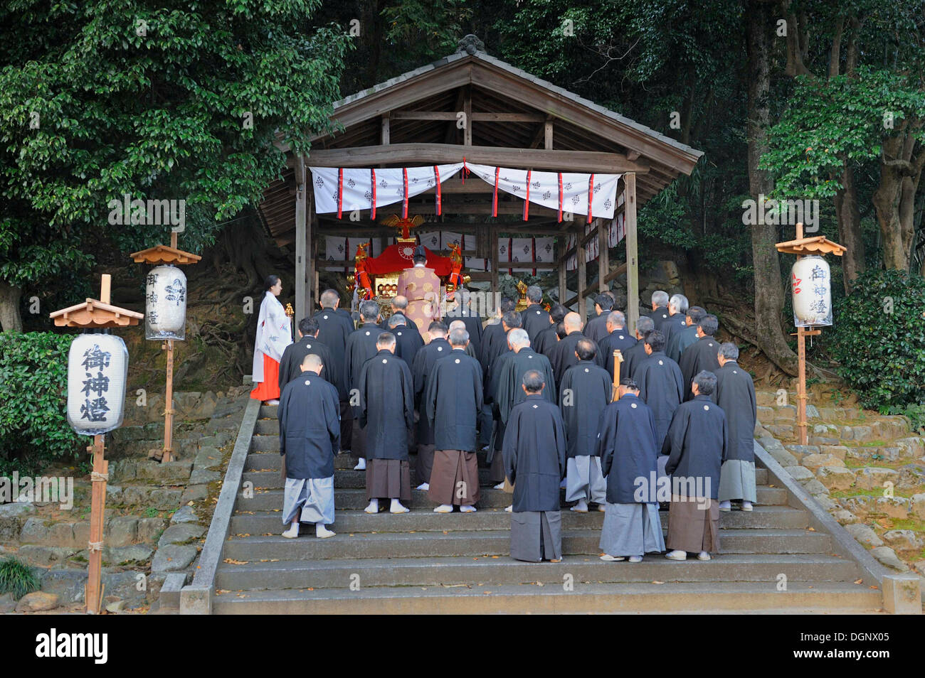 Lokalen ältesten im traditionellen Kimono Kleid betend vor einem Schrein in der Herbst-Matsuri, religiöses Fest Stockfoto