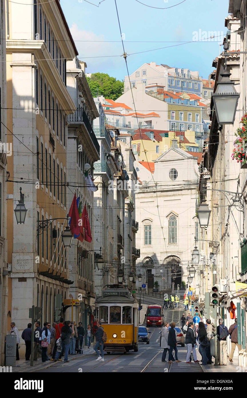 Straßenbahn in der unteren Stadt von Lissabon, Rua San Julião Straße, Portugal, Europa Stockfoto