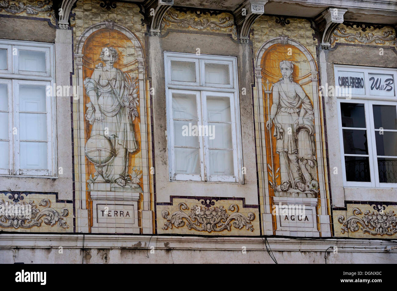 Reich verzierte Fassade eines Wohnhauses, mit Fliesen, Azulejos, Bairro Alto, Lissabon, Portugal, Europa Stockfoto