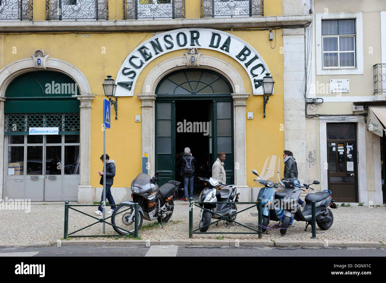 Talstation der Seilbahn Elevador da Bica, Bairro Alto, Lissabon, Portugal, Europa Stockfoto