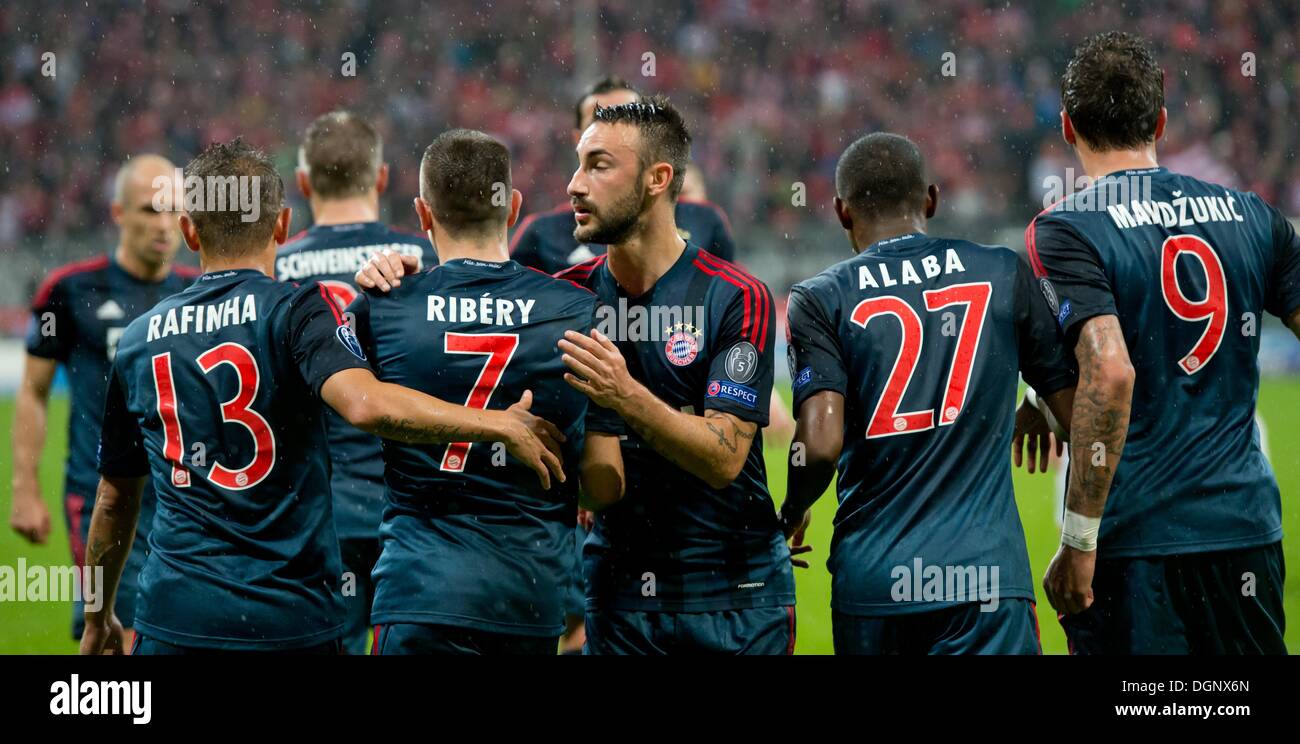 München, Deutschland. 23. Oktober 2013. Münchens Franck Ribery (2 L) feiert seinen 1: 0 Treffer Rafinha (L-R), David Alaba, Diego Contento und Mario Mandzukic während der Champions League-Gruppe D-Spiel zwischen Bayern München und Viktoria Pilsen in der Allianz Arena in München, 23. Oktober 2013. Foto: Sven Hoppe/Dpa/Alamy Live News Stockfoto