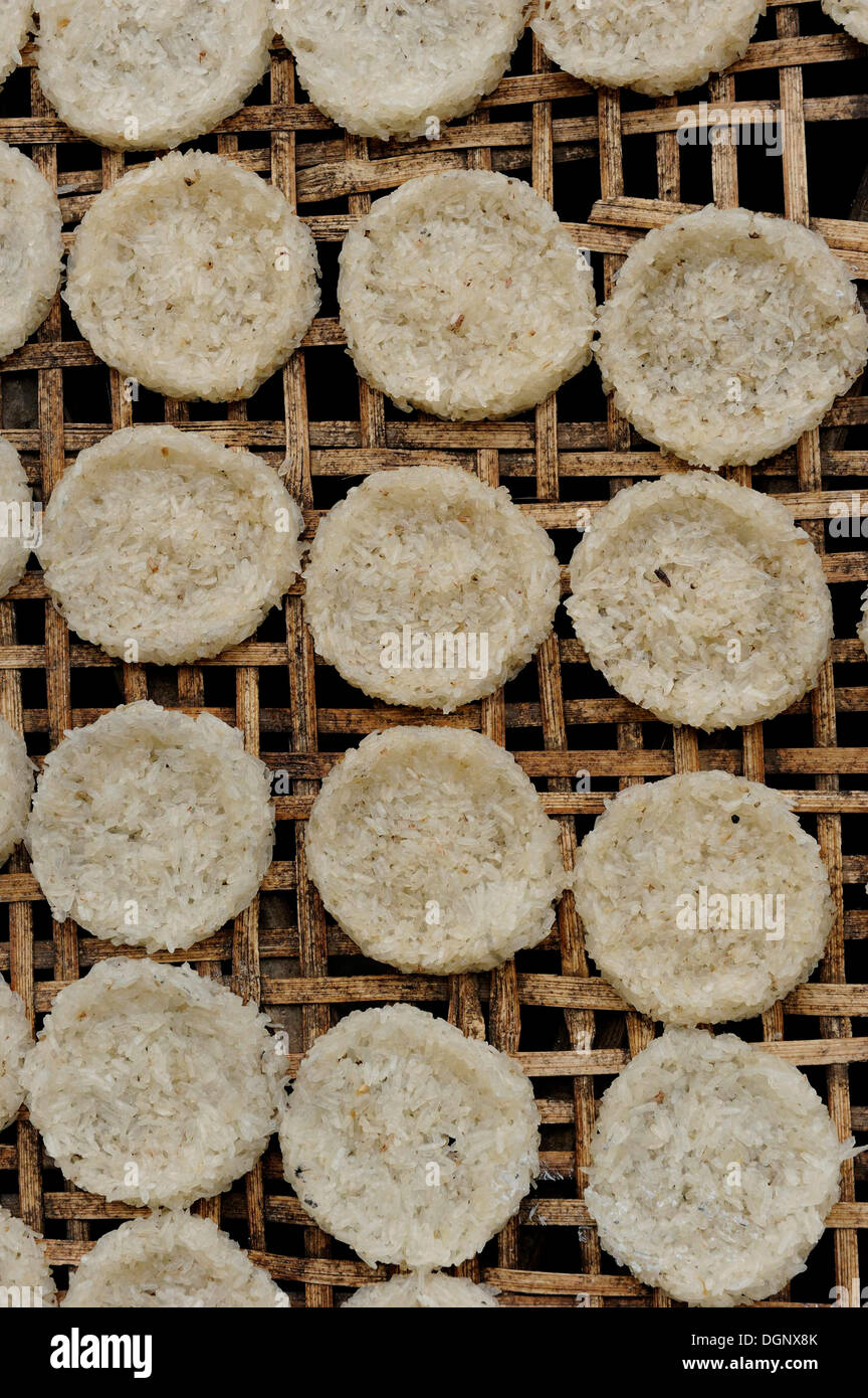 Runde Reiskuchen gemacht von glutinous Reis Trocknen auf einem Bambusrahmen, Luang Prabang, Luang Prabang, Laos, Luang Prabang Provinz Stockfoto