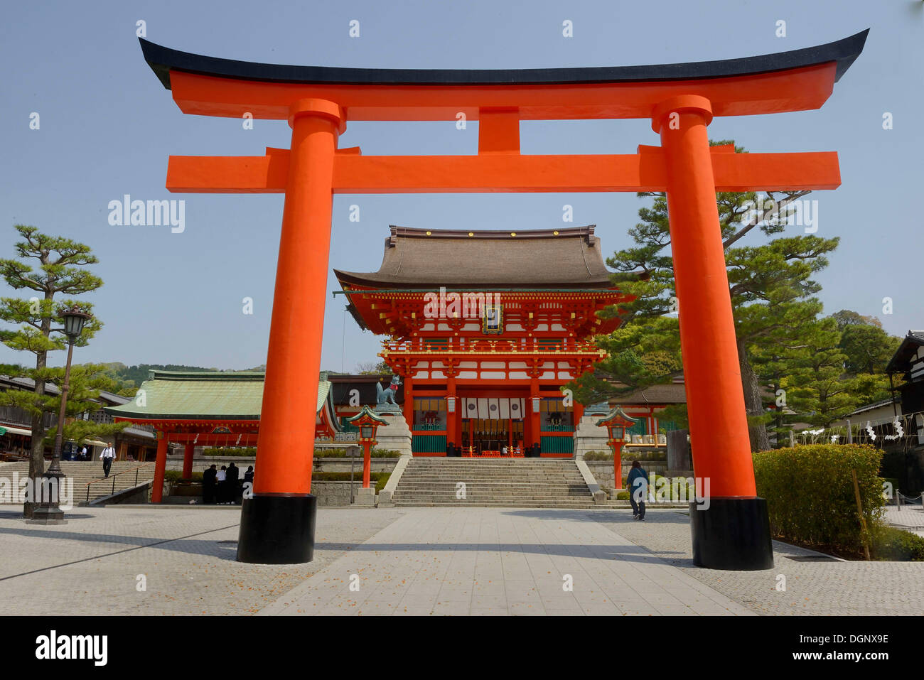 Torii außerhalb der Fushimi Inari-Taisha Shinto-Schrein, Fushimi, Kyoto, Kinki-Region, Japan Stockfoto