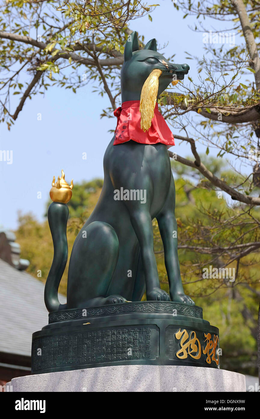 Bronzestatue, Fuchs Gott mit goldenen Reis Ohren und eine Flamme an der Spitze seines Schwanzes, Fushimi Inari-Taisha Shinto-Schrein, Fushimi Stockfoto