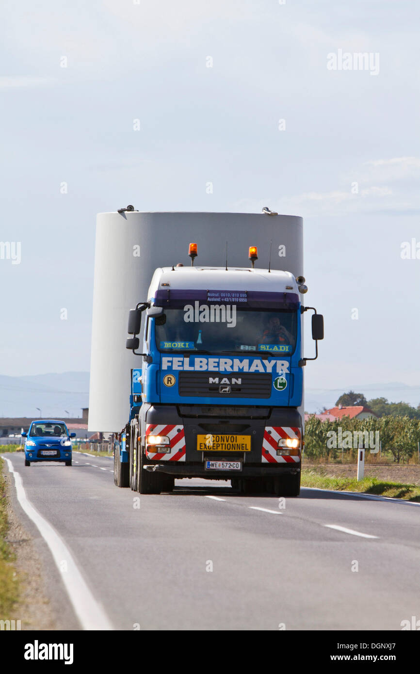 Schwertransporte für den Bau einer Windkraftanlage, Grosshofen Windpark Marchfeld, Niederösterreich, Österreich Stockfoto
