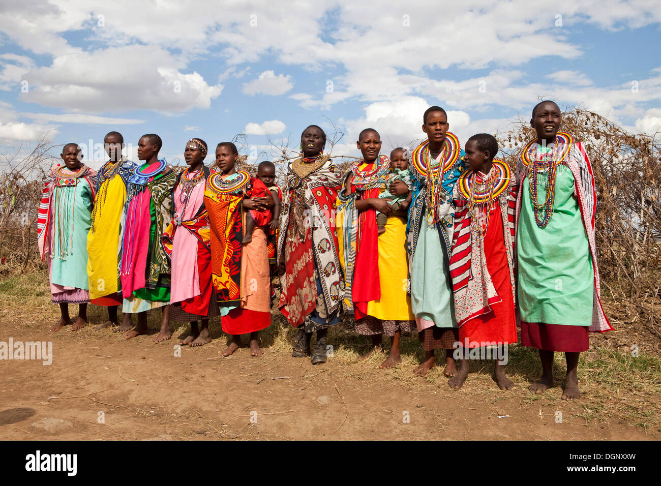 Massai Frauen tragen traditionelle während einer stimmlichen Demonstration,, Massai Mara, Distrikt Narok Kleid traditionell eingerichtet Stockfoto