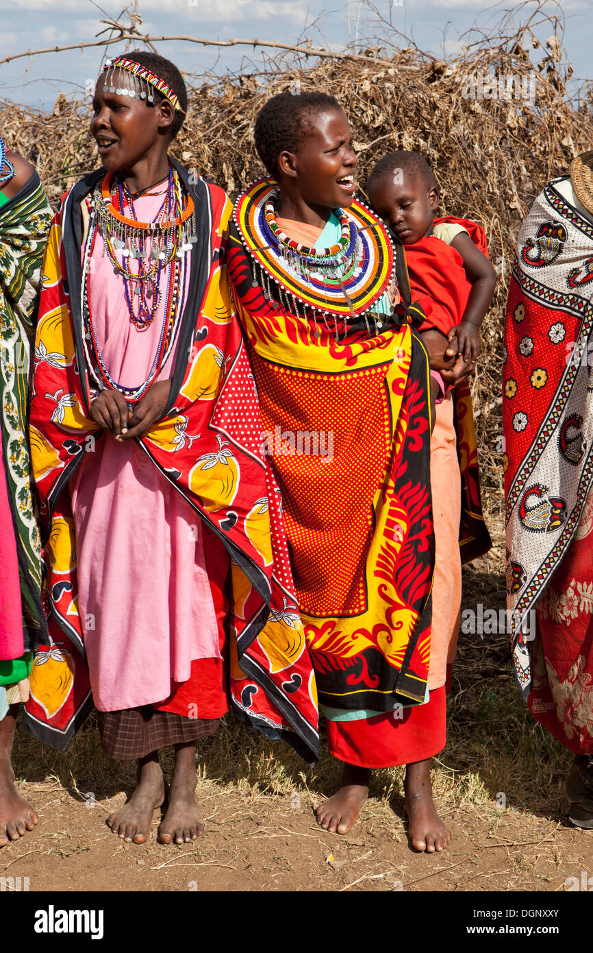 Dekorierte Massai-Frauen tragen traditionelle Kleidung, Massai Mara,  Distrikt Narok, Serengeti, Provinz Rift Valley, Kenia Stockfotografie -  Alamy
