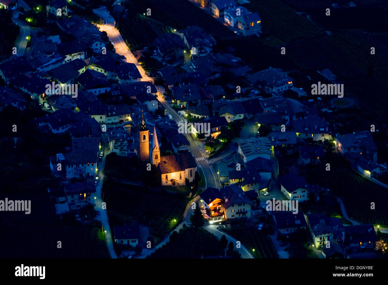 Kaltern von oben bei Nacht, Südtirol, Italien, Europa Stockfoto