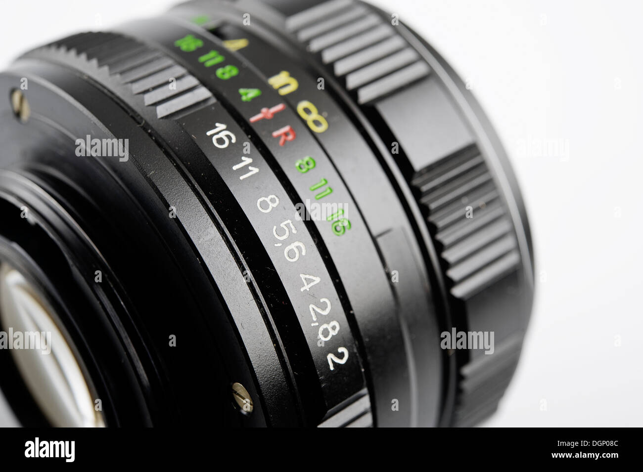 Objektiv von einer 35-mm-Kamera. Analoge Geräte und das negativ des Films. Objektiv auf dem hellen Hintergrund. Stockfoto