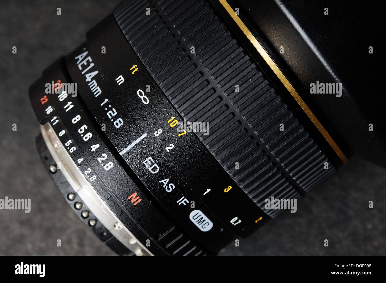 Objektiv von einer 35-mm-Kamera. Analoge Geräte und das negativ des Films. Objektiv auf dem hellen Hintergrund. Stockfoto