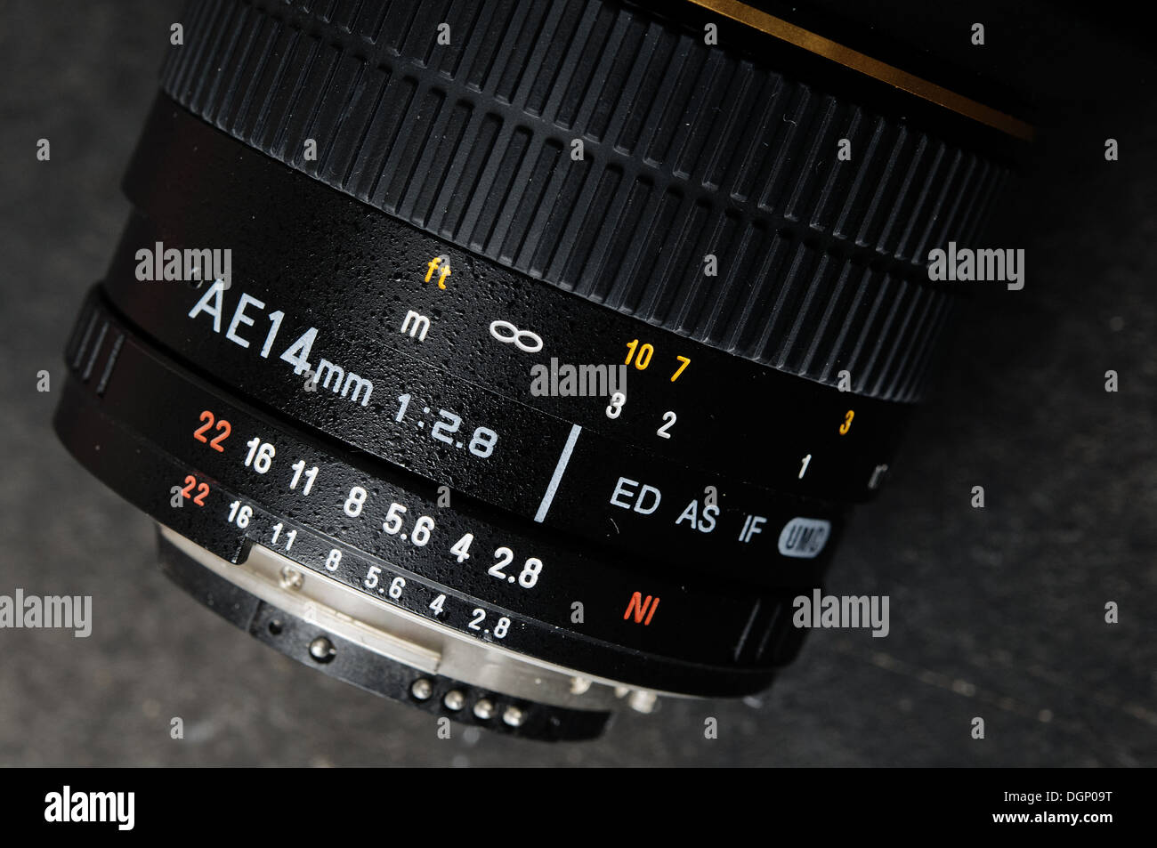 Objektiv von einer 35-mm-Kamera. Analoge Geräte und das negativ des Films. Objektiv auf dem hellen Hintergrund. Stockfoto