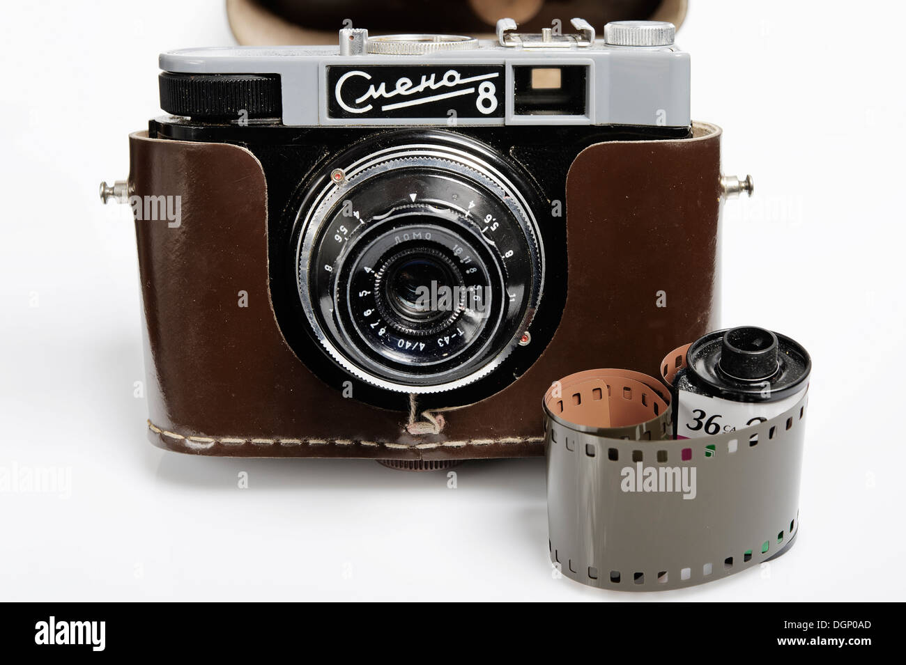 Objektiv von einer 35-mm-Kamera. Analoge Geräte und das negativ des Films. Objektiv auf dem hellen Hintergrund. Stockfoto