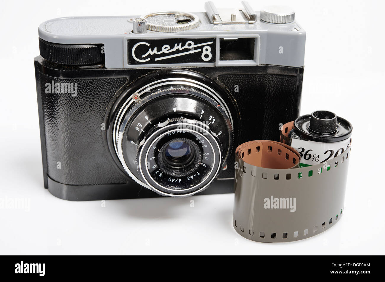 Objektiv von einer 35-mm-Kamera. Analoge Geräte und das negativ des Films. Objektiv auf dem hellen Hintergrund. Stockfoto