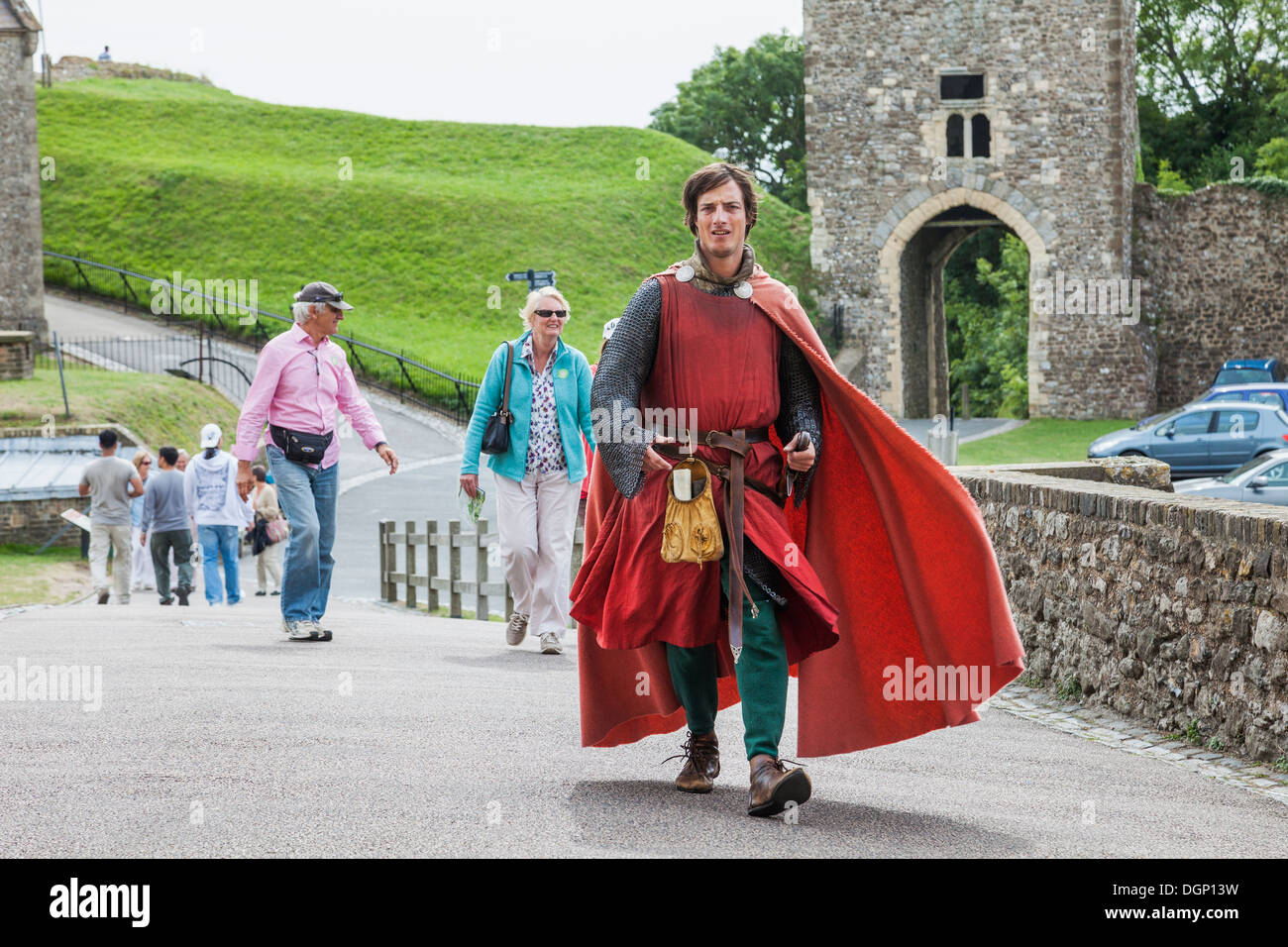 England, Kent, Dover, Dover Castle, Mann in mittelalterlichen Ritter Kostüm gekleidet Stockfoto