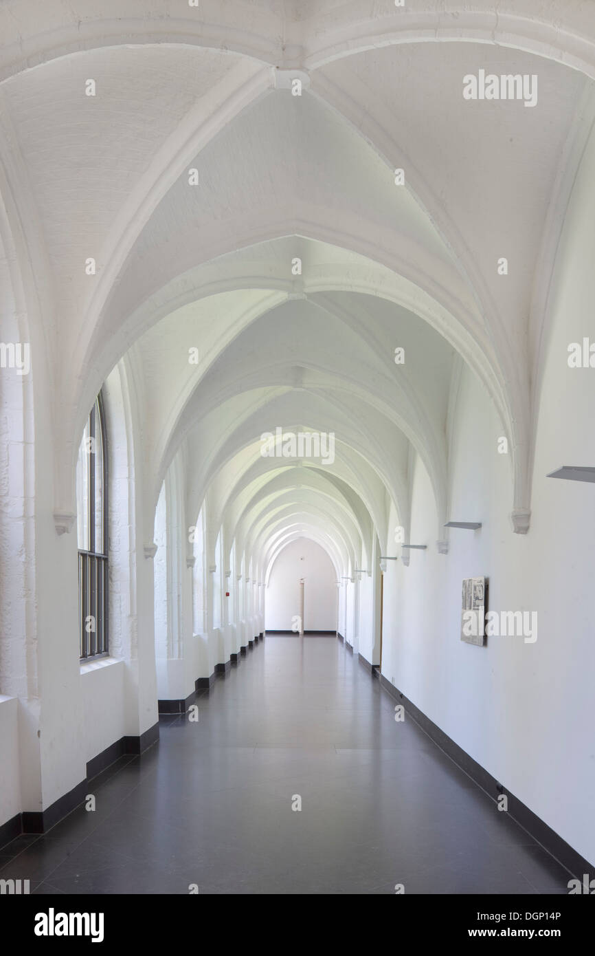 Katholische Universität Leuven Arenberg Bibliothek, Leuven, Belgien. Architekt: Rafael Moneo, 2002. Beratungsstelle im ursprünglichen Kloster. Stockfoto