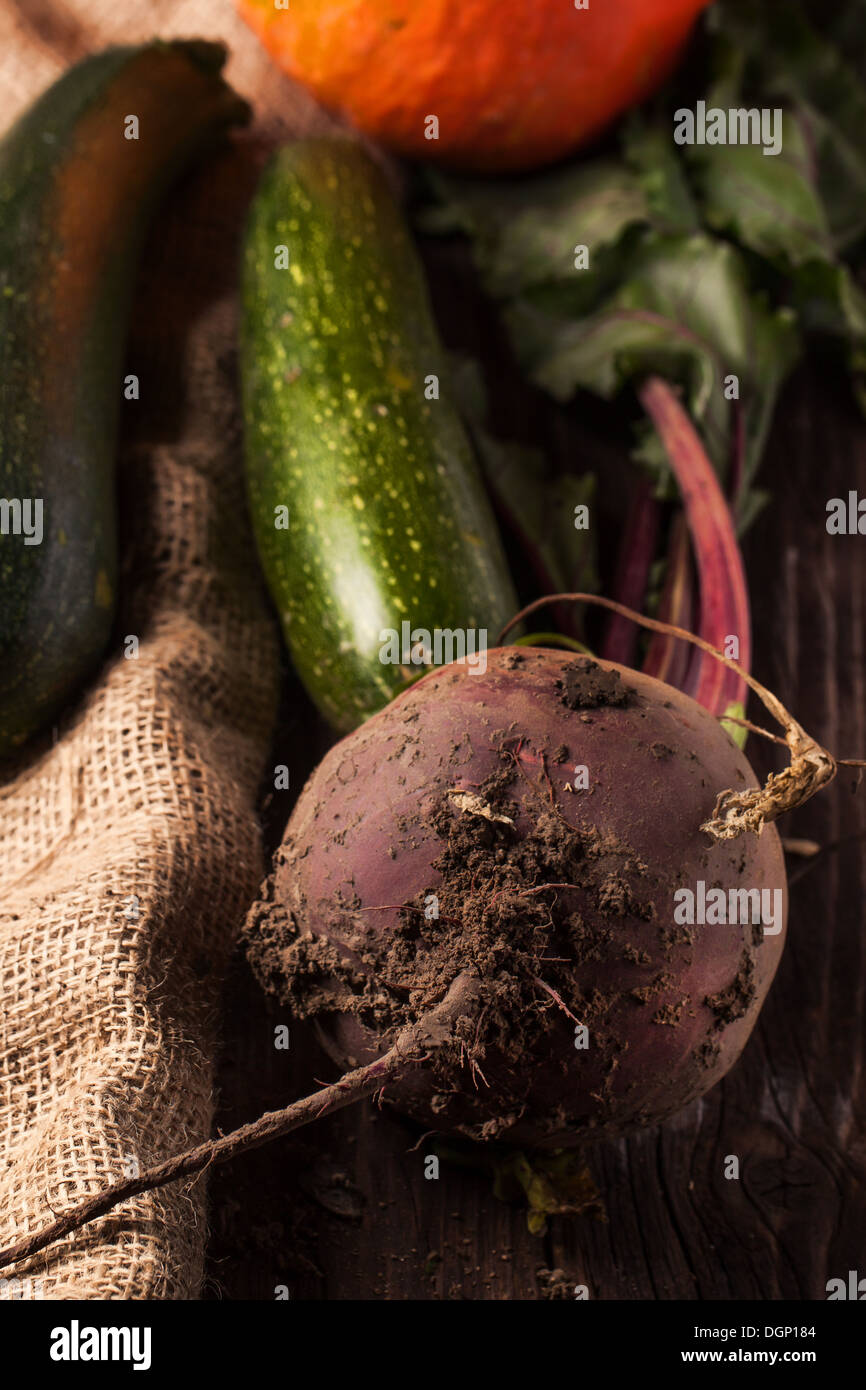 Rote Beete mit Zucchini auf Sackleinen Stockfoto