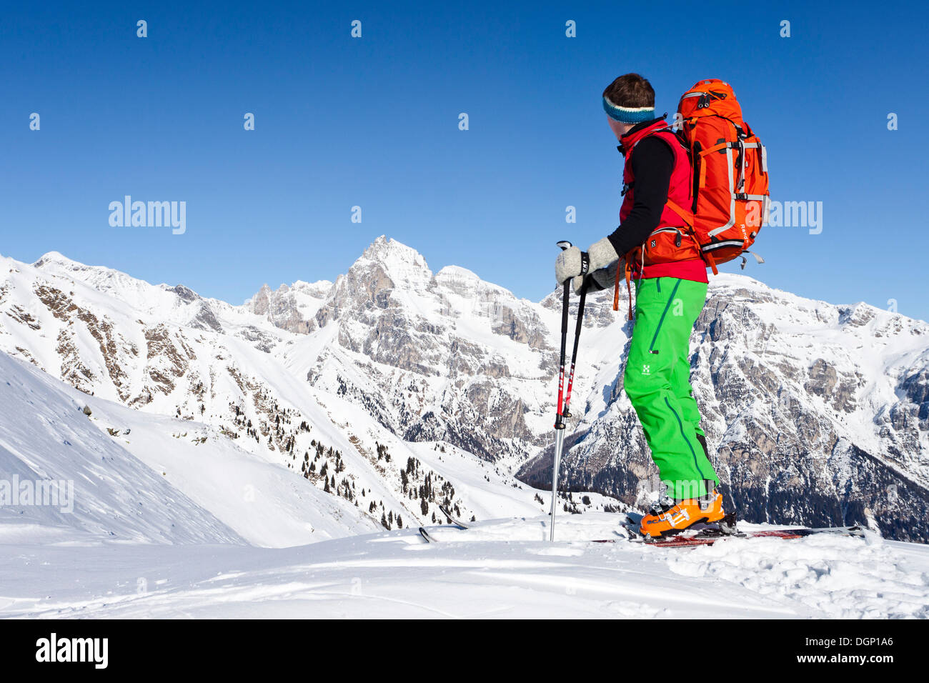 Backcountry Skifahrer während der Aufstieg zum Gipfel des Seeberspitz  Berges in das Pflerschtal Tal über Innerpflersch und die Stockfotografie -  Alamy