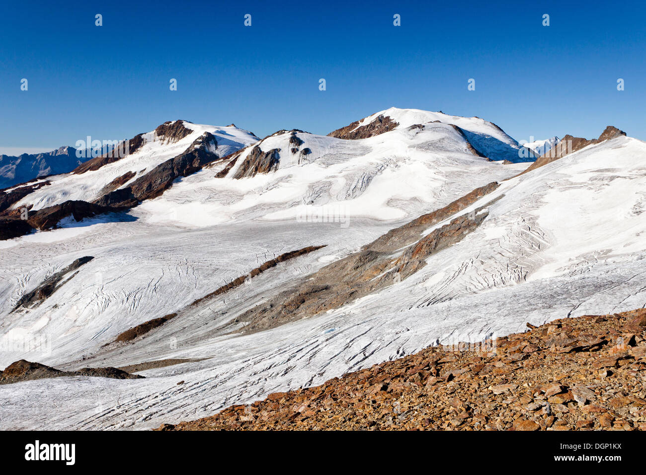 Auf dem Gipfelgrat auf dem Weg zum Gipfel des Zufallspitze Berg oberhalb Martellerhuette Berghütte in das Martelltal Stockfoto