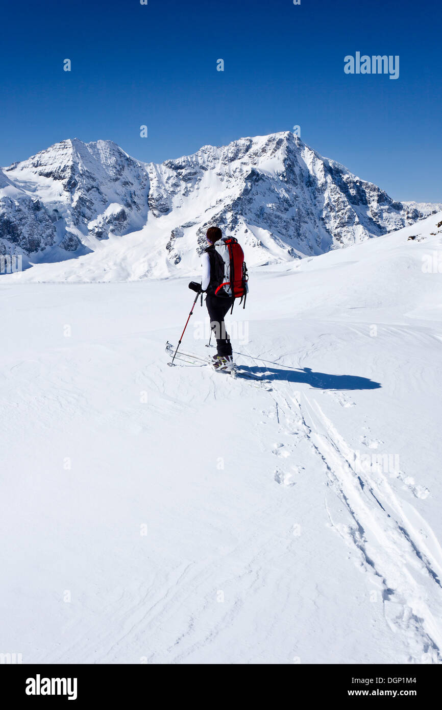 Backcountry Skifahrer Schöntaufspitze Kletterberg, Sulden, Ortler Berg und Zebru Berg auf der Rückseite Stockfoto