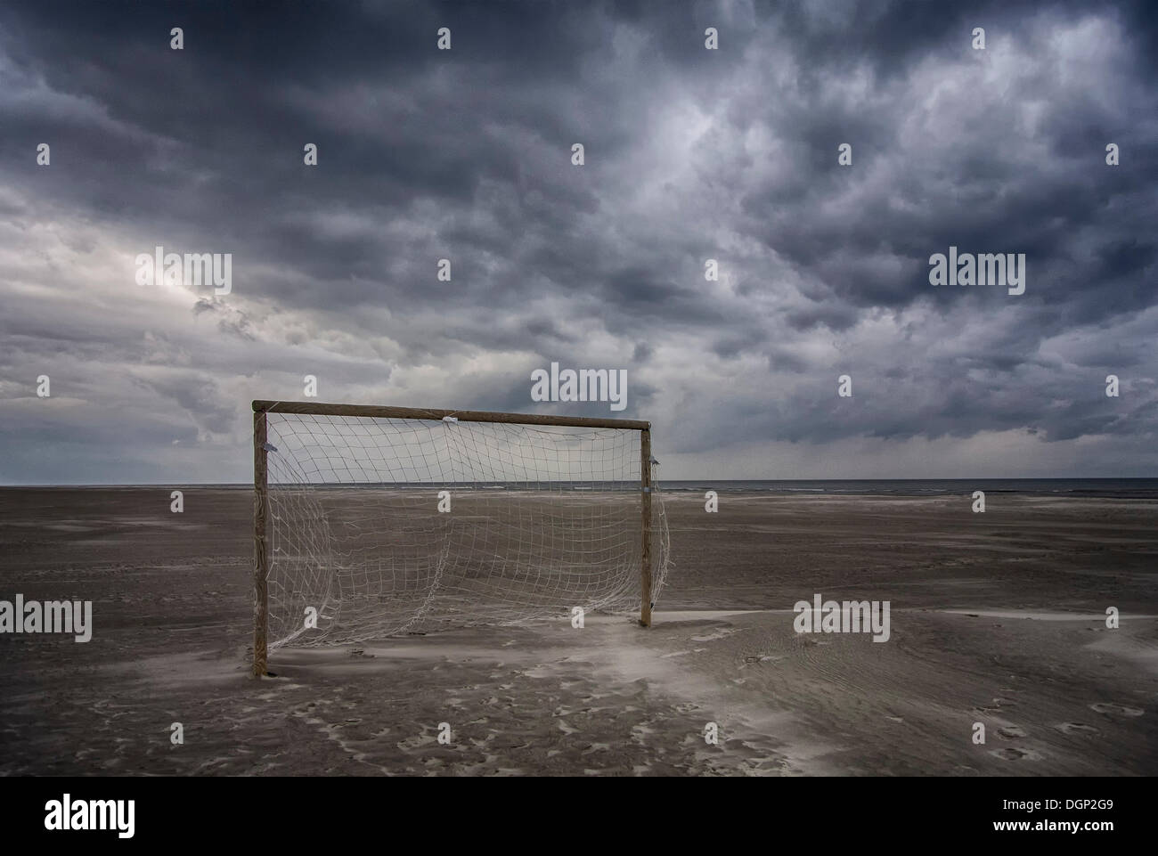 Fußballtor am Strand, bewölkter Himmel, Schiermonnikoog, Friesland, Niederlande, Europa Stockfoto