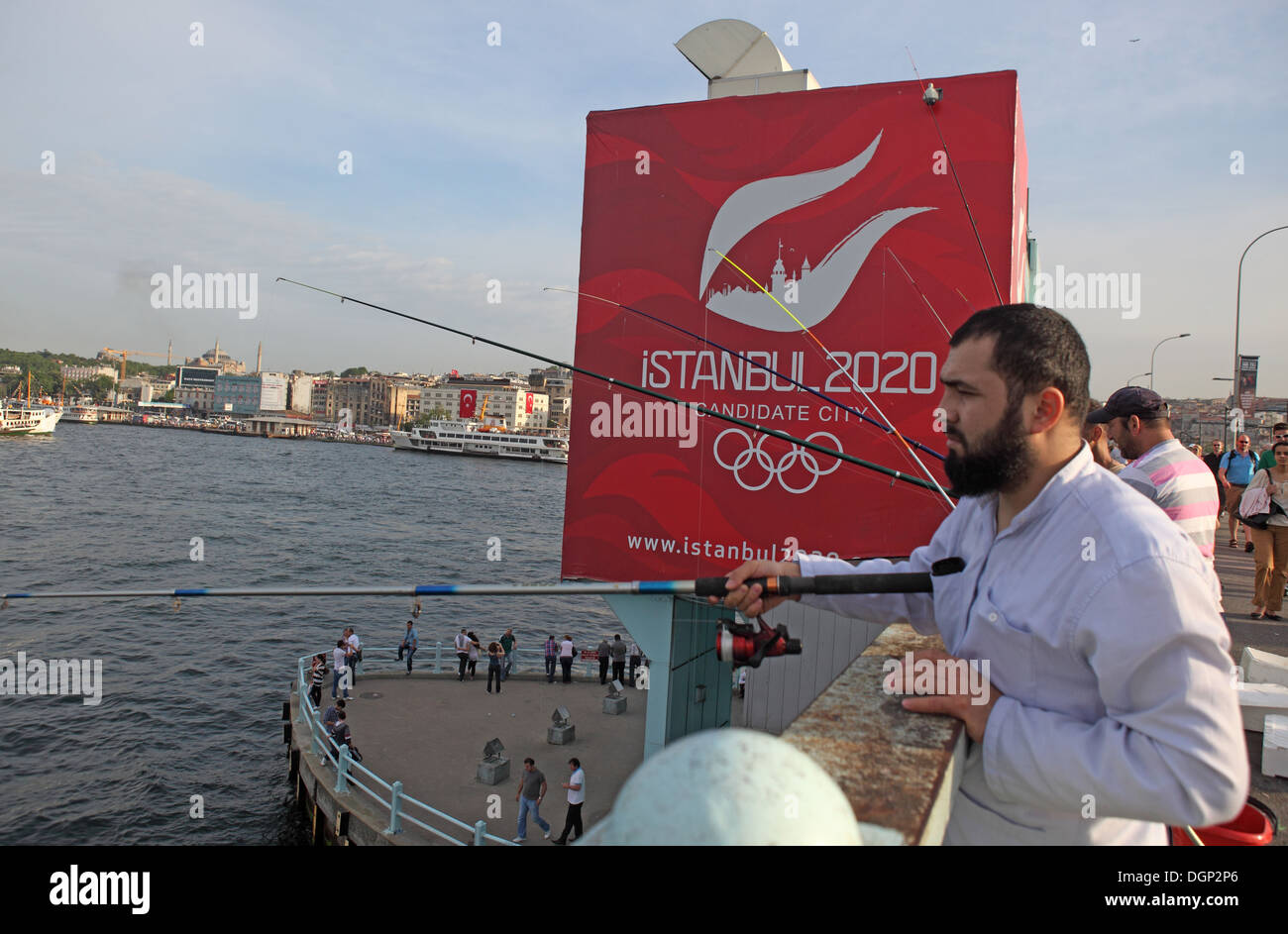 Istanbul, Türkei, vom Angler-Plakat für die Olympischen Spiele auf der Galata-Brücke Stockfoto