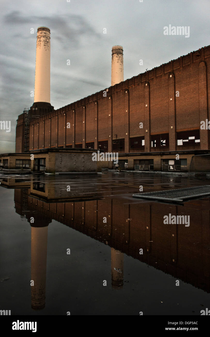 Die berühmten Schornsteine der Battersea Power Station. Aufnahme auf dem Dach wie Morgendämmerung brach, London. Aufnahmen im September Stockfoto
