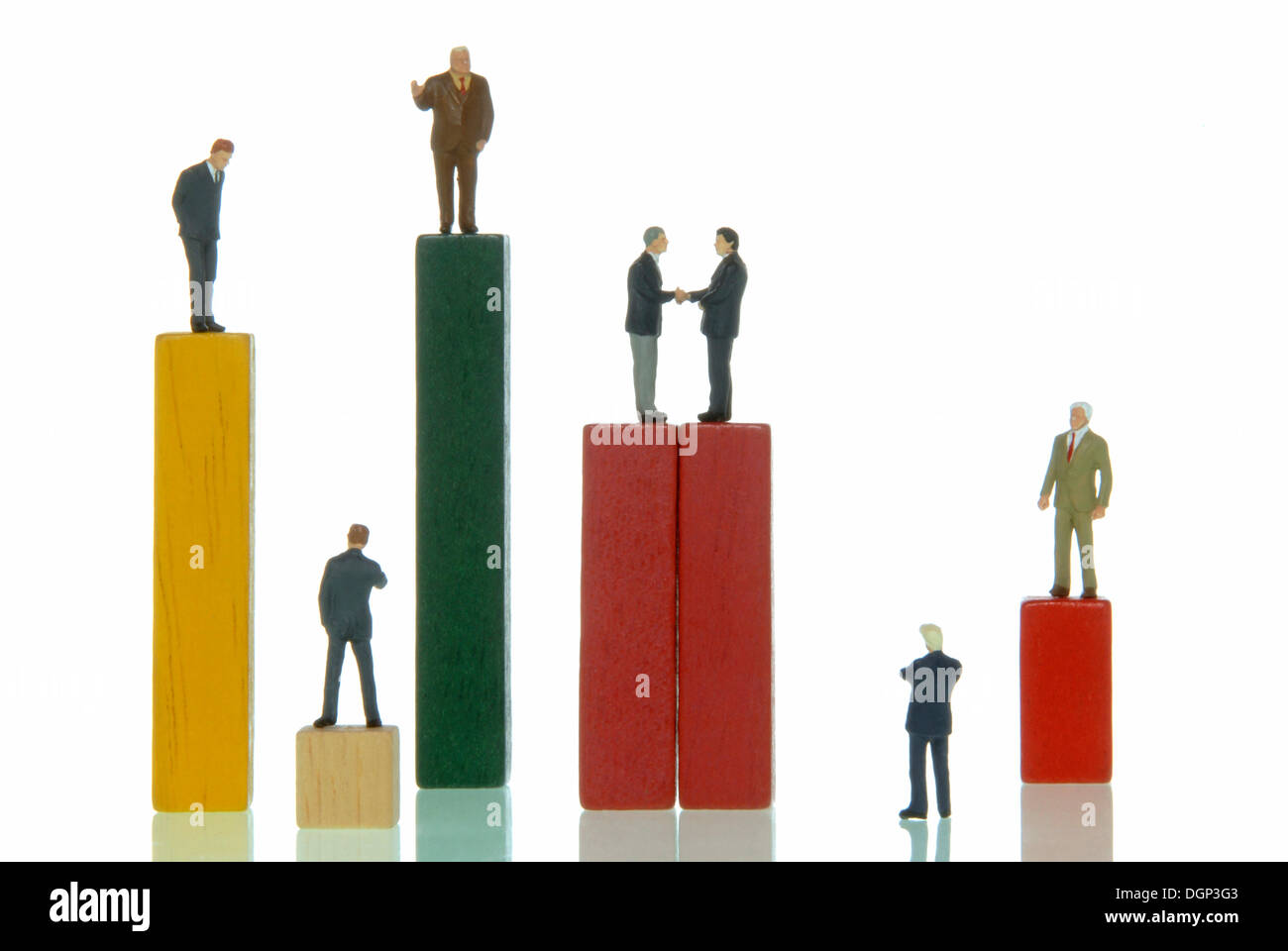 Business Männer Figuren stehen auf einem Balkendiagramm, symbolisches Bild für die Industrie Stockfoto
