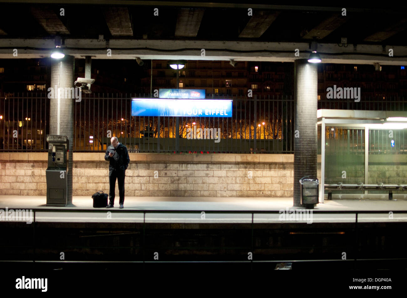 Man wartete auf den Zug in Paris U-Bahn station Stockfoto