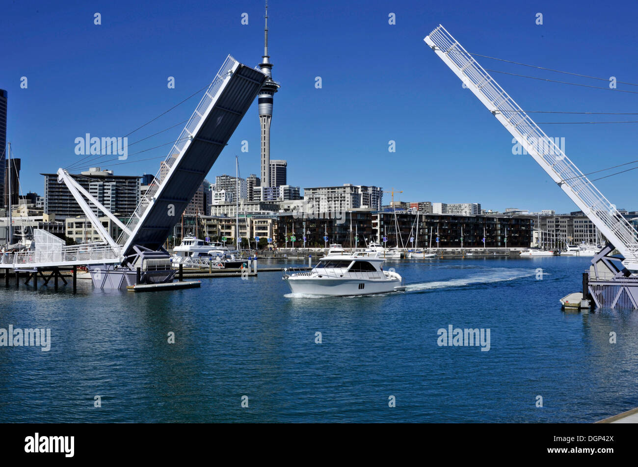 Yacht Auslaufen aus dem Hafen durch die geöffnete Klappbrücke aus dem Viadukt Events Centre, Auckland, Neuseeland Stockfoto