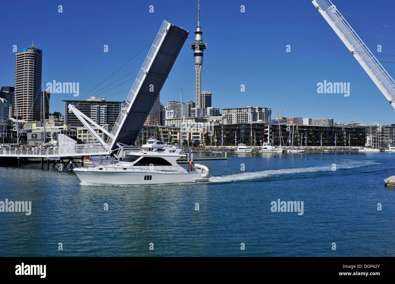 Yacht Auslaufen aus dem Hafen durch die geöffnete Klappbrücke aus dem Viadukt Events Centre, Auckland, Neuseeland Stockfoto