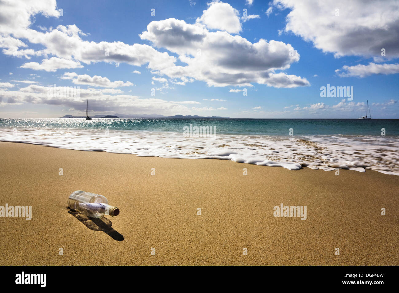 Eine Flaschenpost am Strand, Papagayo Strand, Lanzarote, Kanarische Inseln, Spanien, Europa Stockfoto