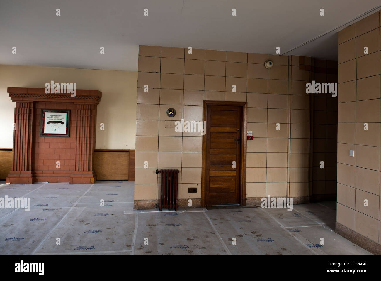 Hinter dem Eingang auf der B-Seite der Battersea Power Station ist London, eine Gedenktafel enthüllt von Margaret Thatcher im Juni 1988 Stockfoto