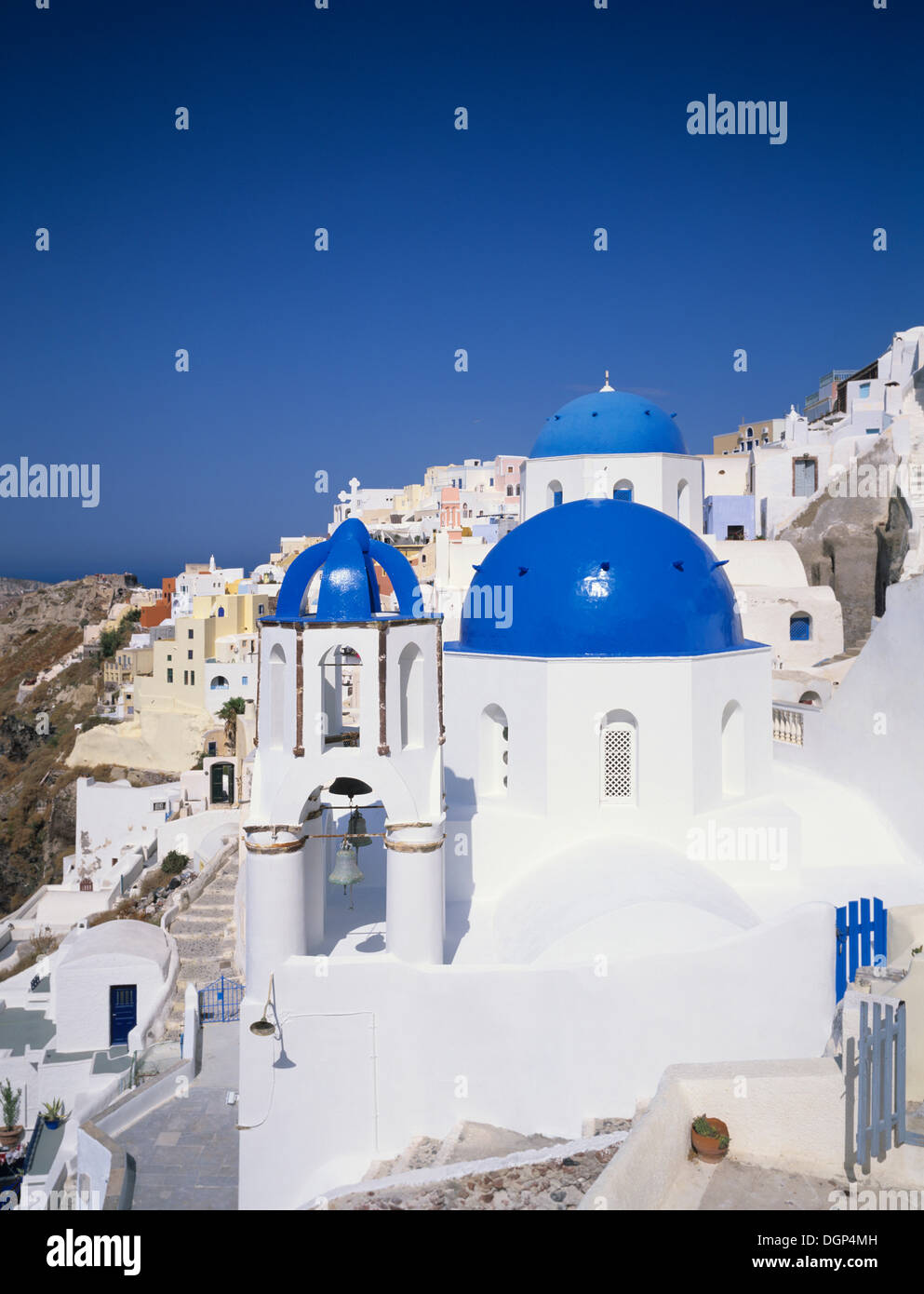 Kirche mit blauen Kuppeln, Oia, Santorini, Kykladen, Griechenland, Europa Stockfoto