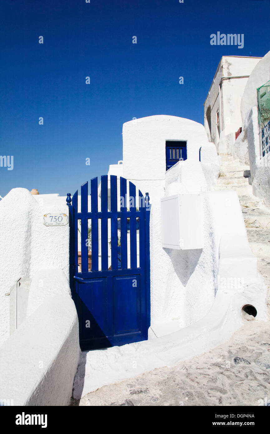 Blaues Tor in einer Gasse mit weiss gestrichenen Häusern, Oia, Santorini, Kykladen, Griechenland, Europa Stockfoto