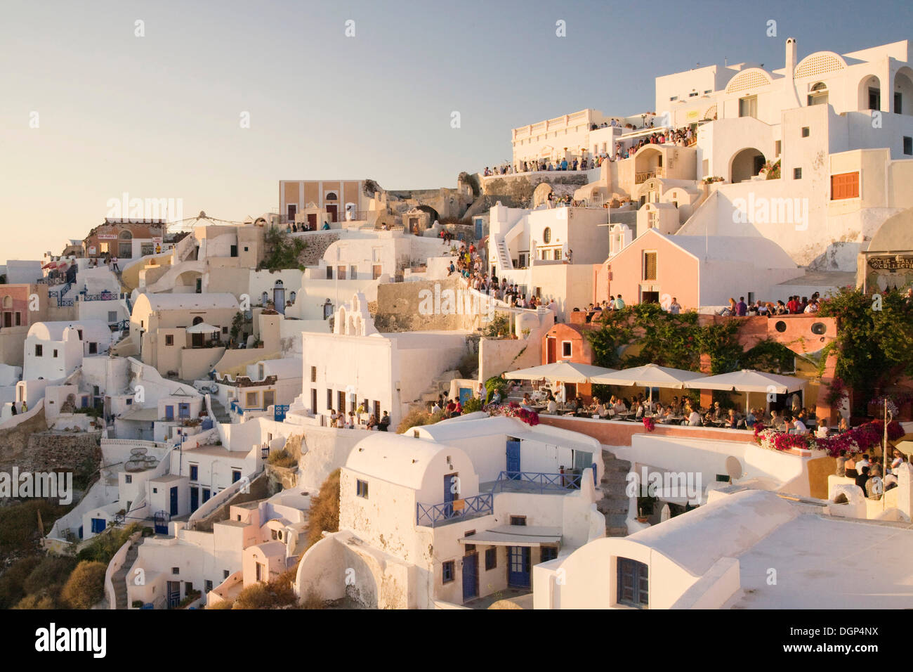 Touristen kamen, um den Sonnenuntergang, Oia, Santorini, Kykladen, Griechenland, Europa Stockfoto