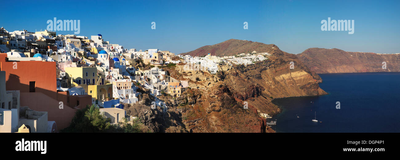 Oia auf der Steilküste des Caldera, Santorin, Kykladen, Griechenland, Europa Stockfoto